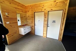 Bathroom Facilities at Log Cabin Homestead Creswick