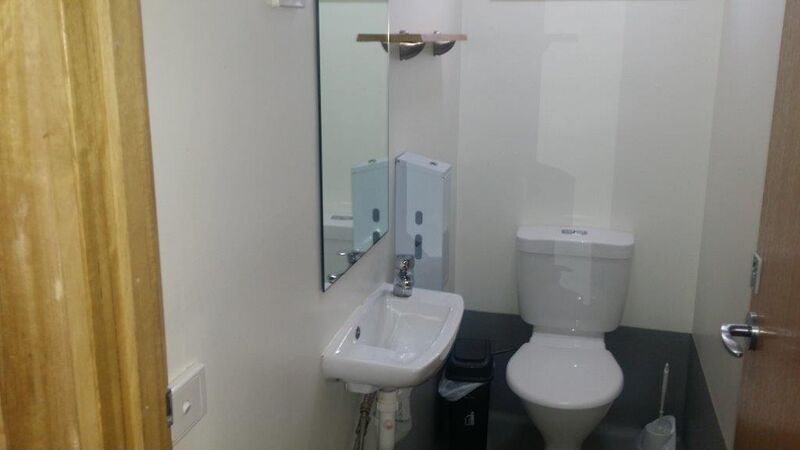 Cabin 3 Bathroom Facilities - Log Cabin Camp